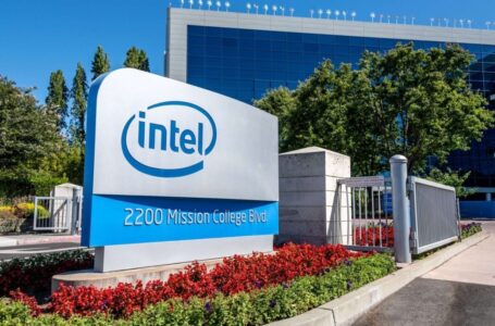 Akcje Intel (INTC): Wall Street podnosi swoją ocenę, ponieważ analitycy dostrzegają potencjał w produkcji półprzewodników