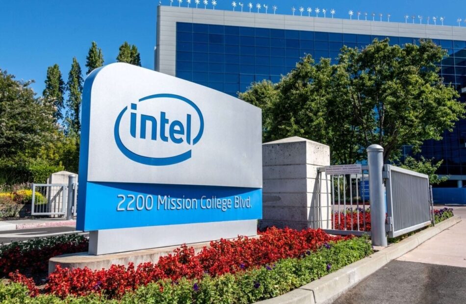 Akcje Intel (INTC): Wall Street podnosi swoją ocenę, ponieważ analitycy dostrzegają potencjał w produkcji półprzewodników